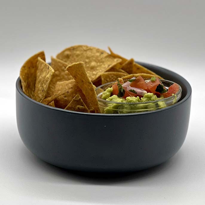 Mais Chips und Guacamole (vegan)